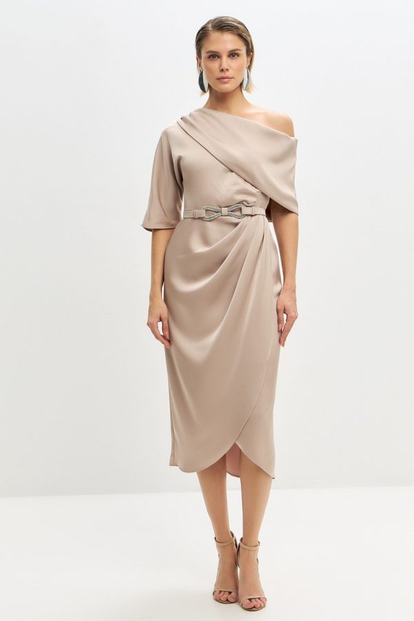 Платье средней длины