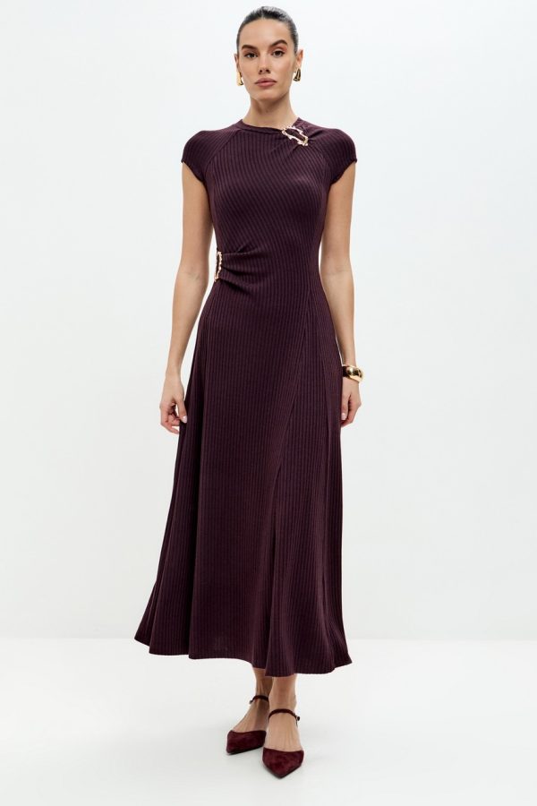 Платье средней длины